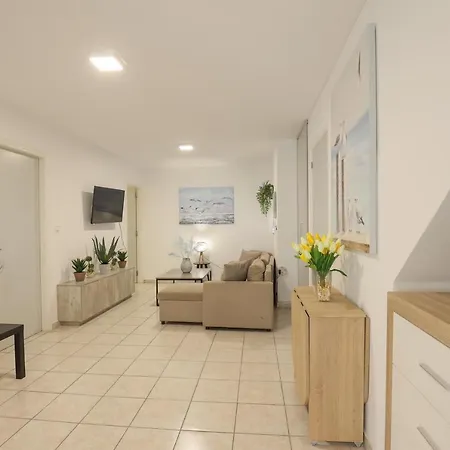 Apartment Panagouli Garden House *